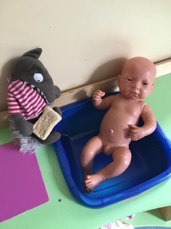 Comme Loup et Trotro donne le bain &agrave; ta poup&eacute;e ou ta peluche